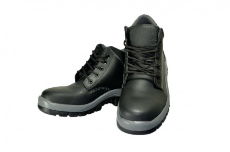 bota tipo ingeniero;  vulcanizada, con puntera en composite, dielectrica. 